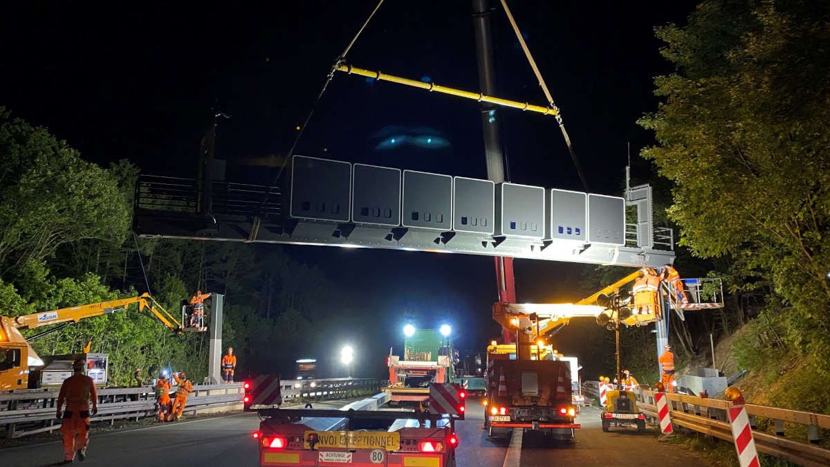 Montage eines Verkehrszeichenträgers bei Nacht